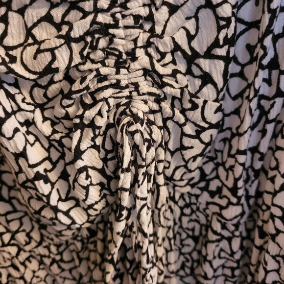 Women's Black and White Patterned Top - Picture 3 of 6